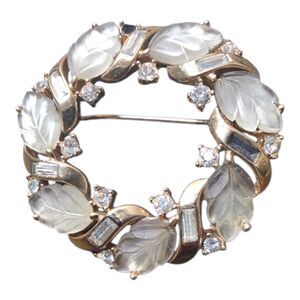 Vintage Signed Crown Trifari Frosted Glass Rhinestone Leaf Circle Brooch  1.75"